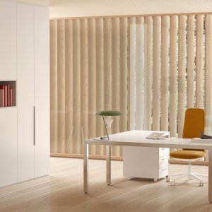 Postazione manageriale Fattore Alpha con piano bianco e struttura lucida