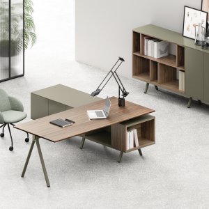 Scrivania direzionale Lay appoggiata al mobile di servizio da 210 cm