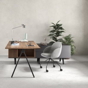 Scrivanie design Lay di Archiutti con piani grigio chiaro e struttura rossa in un open space