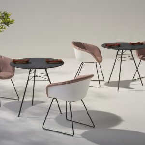 Sedia design Leaf di Arper con struttura a nervature di foglia in una lounge