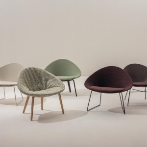 Poltroncina Adell di Arper in una sala d'attesa