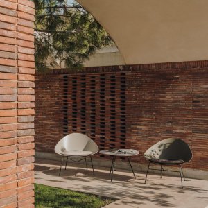 Sedia design Leaf con cuscino in pelle morbida di Arper