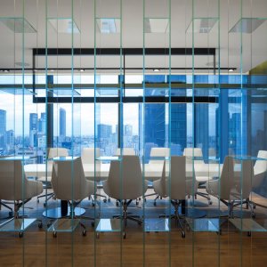 Poltroncina Aston in uno showroom