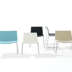 Sedia design Catifa 53 di Arper con scocca in polipropilene e base a quattro gambe in acciaio