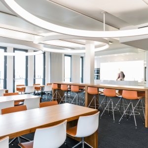 Sedie design Catifa 53 allineate intorno a un tavolo riunioni