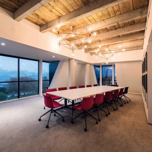 Base a quattro gambe in rovere massello naturale sotto la scocca Catifa 53