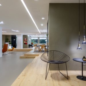 Poltroncina lounge Leaf di Arper accanto a un tavolino basso da 50 cm