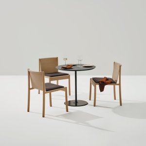Kata Chair con scocca rivestita e cuciture a contrasto
