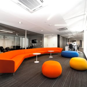 Divano Loop a tre posti nella lounge di un hotel