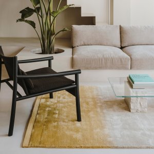 Kata Lounge accanto a un tavolino basso