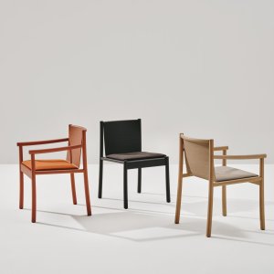 Kata Chair con braccioli nella sala d'attesa