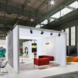 Sedie design Leaf attorno a un tavolo in Compact HPL di Arper