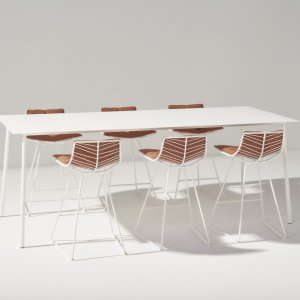 Chaise longue Leaf di Arper su una terrazza esterna