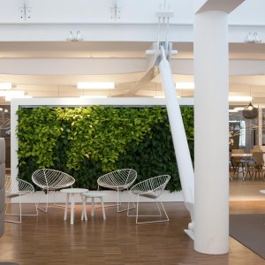 Sedia Leaf di Arper davanti a una scrivania home office