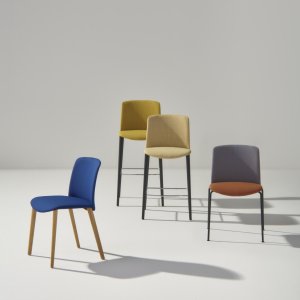 Sedia design Mixu di Arper con sedile e schienale in materiali diversi in sala da pranzo