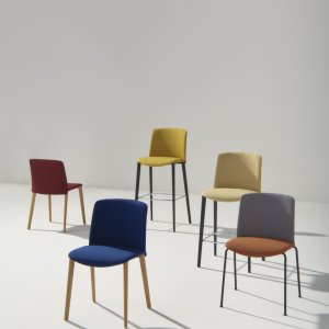 Sedia design Mixu interamente imbottita di Arper in una lounge d'hotel