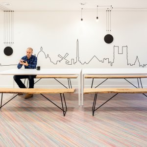 Home office con un tavolo Nuur di Arper e un portatile