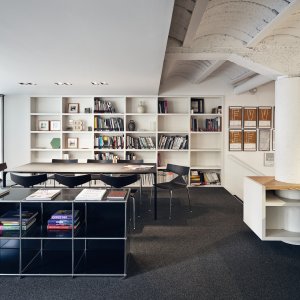 Vassoio portacavi installato sotto un tavolo Nuur Office di Arper