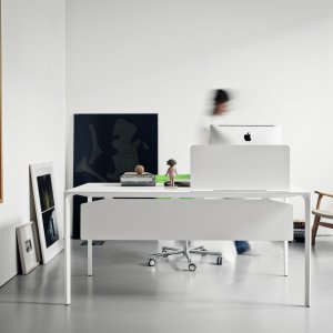 Laminato Fenix grigio sul piano del tavolo Nuur di Arper