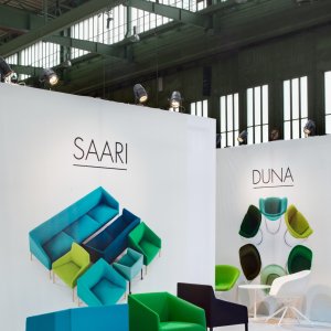 Area lounge completa con le sedute della collezione Saari di Arper