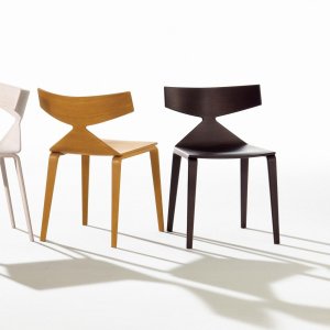 Sedia design Saya di Arper con scocca in rovere in una sala da pranzo