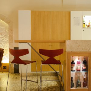 Sala ristorante con sedie Saya di Arper
