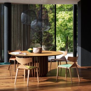 Fila di sgabelli Saya di Arper lungo un bancone bar