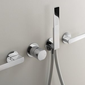 Gruppo tre fori Ayla Cea Design in acciaio inox satinato su lavabo