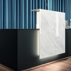 Bancone Lux in noce Lux con mensole illuminate nella hall