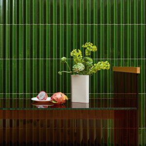 Parete in ceramica Rombini di Mutina con rilievo tridimensionale in ufficio direzionale