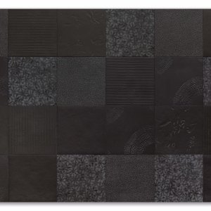 Dettaglio del segno grafico su una piastrella Chymia