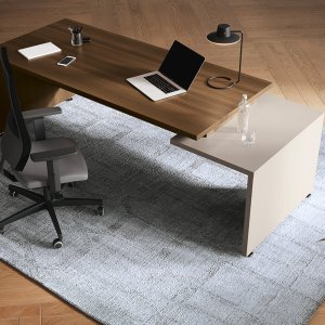 Pannello retro distanziato dal piano nella scrivania GO