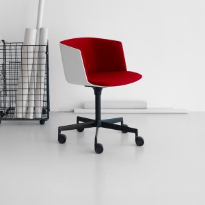 Poltroncina Cut di Lapalma con scocca nera e cuscino interno