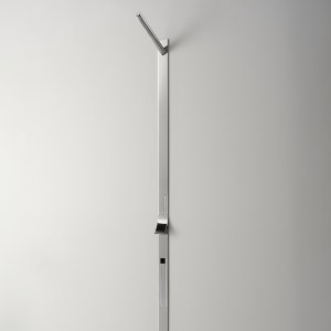 Il rubinetto a parete Cut Plus di Cea Design sopra il lavabo