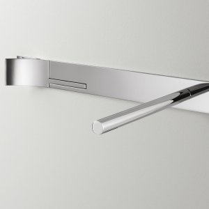 Dettaglio del miscelatore a parete Cut Plus in acciaio lucidato