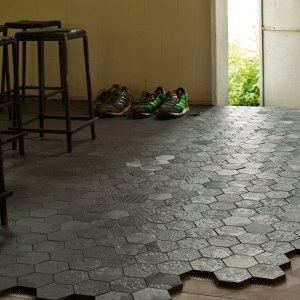 Déchirer nel colore Bianco a impasto omogeneo