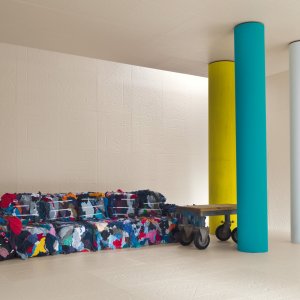 Reception con parete in Folded extra white