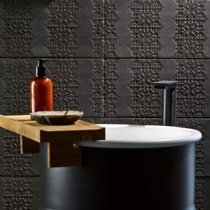 Posa di Bas-Relief con fuga 2 mm e cunei distanziatori