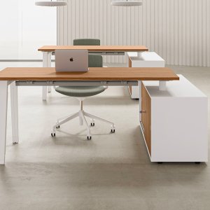 Scrivania operativa E-Place di DVO Office con gambe a cavalletto bianche