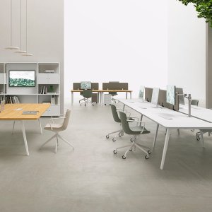 Modesty panel trapezoidale sulla scrivania E-Place di DVO