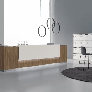 Bancone reception Qubo di DVO Office in rovere naturale con top bianco