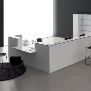 Zoccolo in alluminio anodizzato sotto il bancone reception Qubo