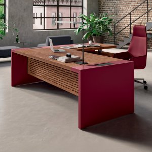 Dettaglio della fascia perimetrale in legno della scrivania e-10