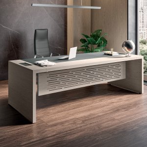 Scrivania e-10 di Quadrifoglio con piano in noce americano nell'ufficio direzionale