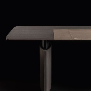 Madia bassa Eleva su gambe metalliche sottili in rovere grigio scuro