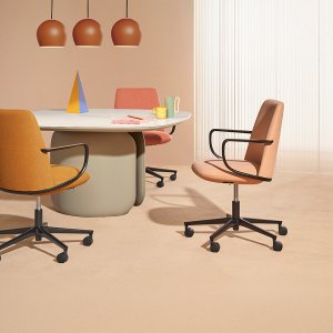 Le due poltrone direzionali Elinor affiancate: schienale alto e low back a confronto