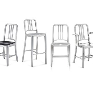 Sedie di design Navy 1006 di Emeco in alluminio spazzolato intorno a un tavolo