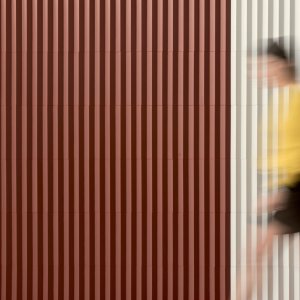 Primo piano della sezione triangolare delle liste ceramiche Rombini