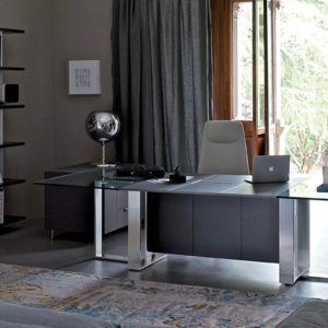 Scrivania design Altagamma di Estel in essenza con top access a fessura e gambe a cornice in alluminio
