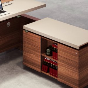 Piano in Pelle Soft a riquadri cuciti sulla scrivania direzionale Altagamma